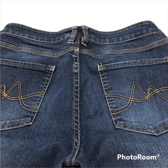 Curvy Fit New York & Company Crop Jeans Medium Blue Wash Hourglass Figure Size 4 - Picture 3 of 7